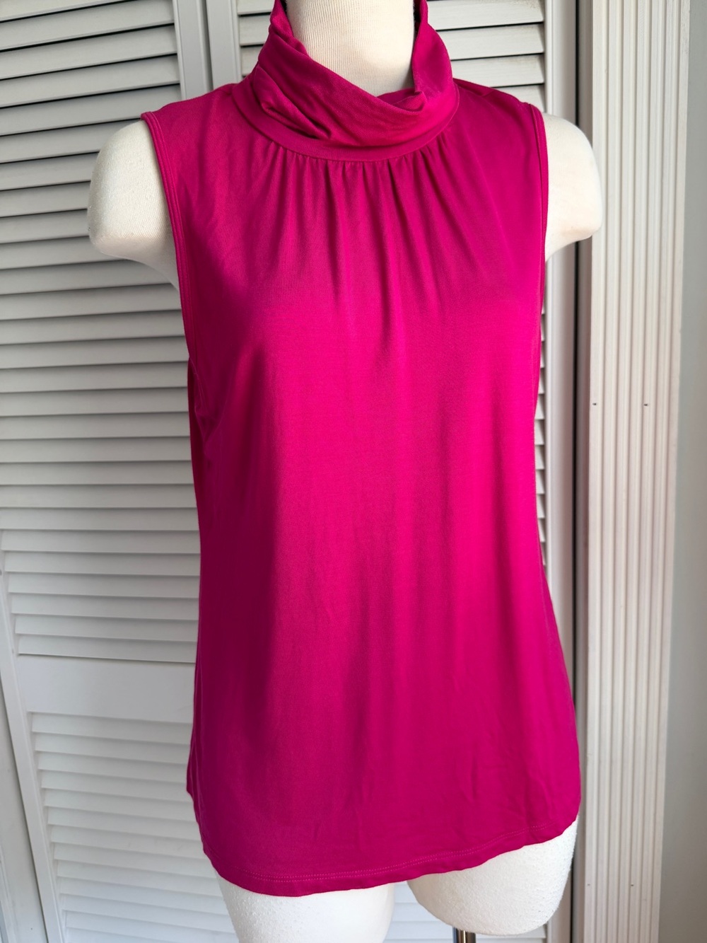 M🩷 Trina Turk Perfect Turtleneck Pink Sleeveless Tank Viscose Knit Blouse